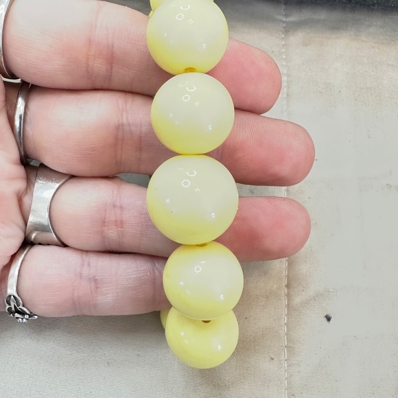 Buttery Yellow, Round, Tagua Nut Graduating Bead Stretchy Bracelet - Vintage - Picture 11 of 13